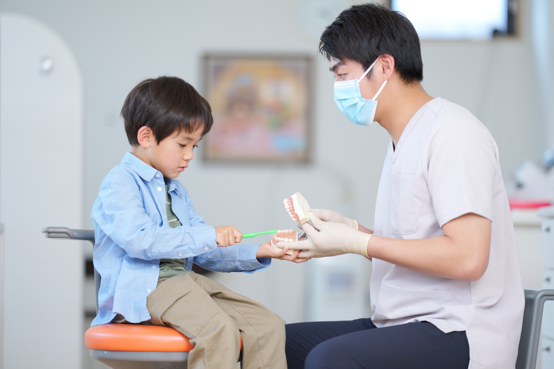 模型を歯ブラシで磨く男の子