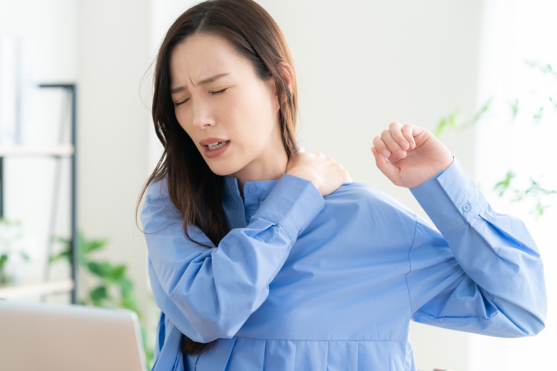 肩が凝った女性
