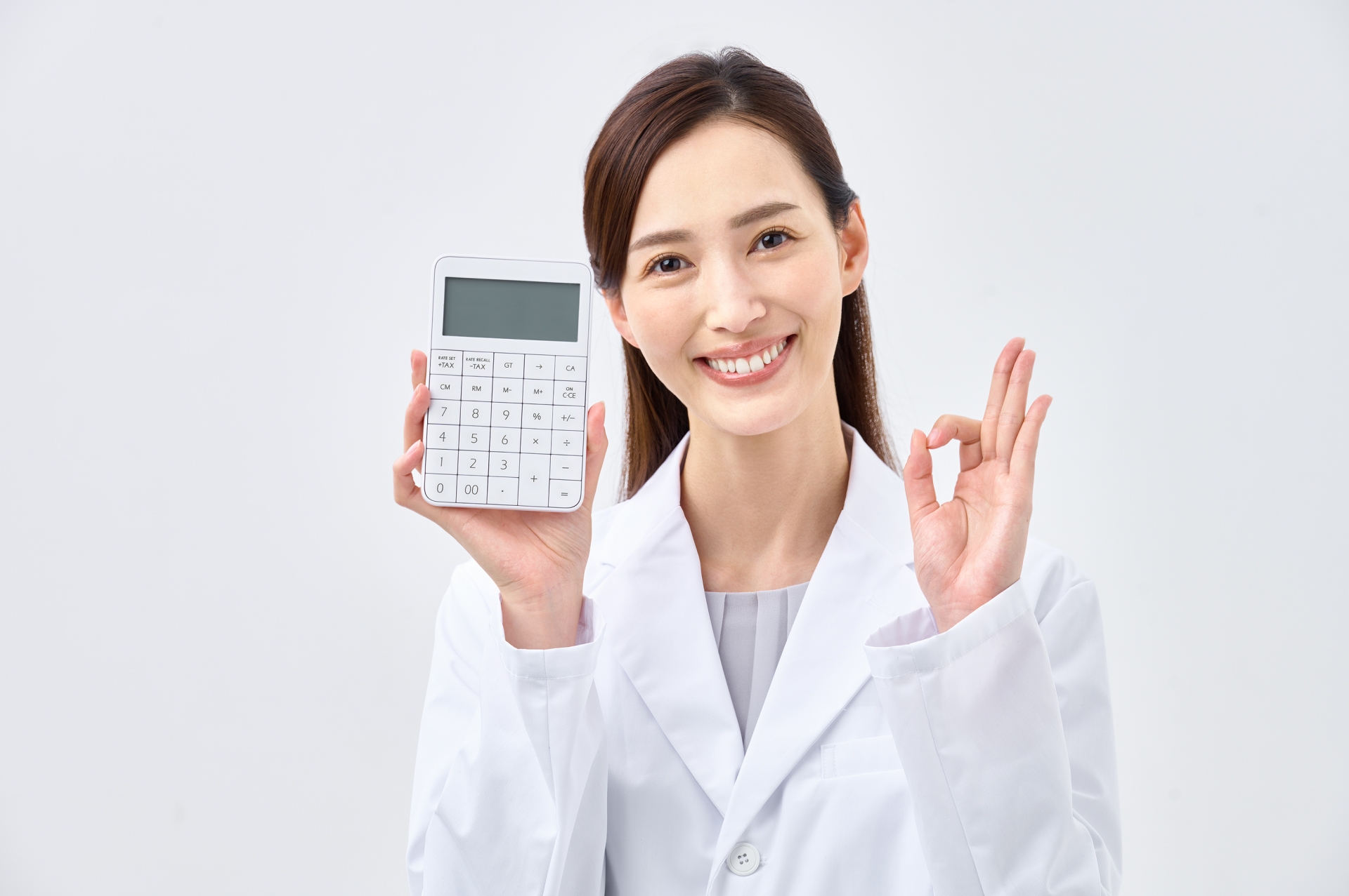 電卓を持つ女性