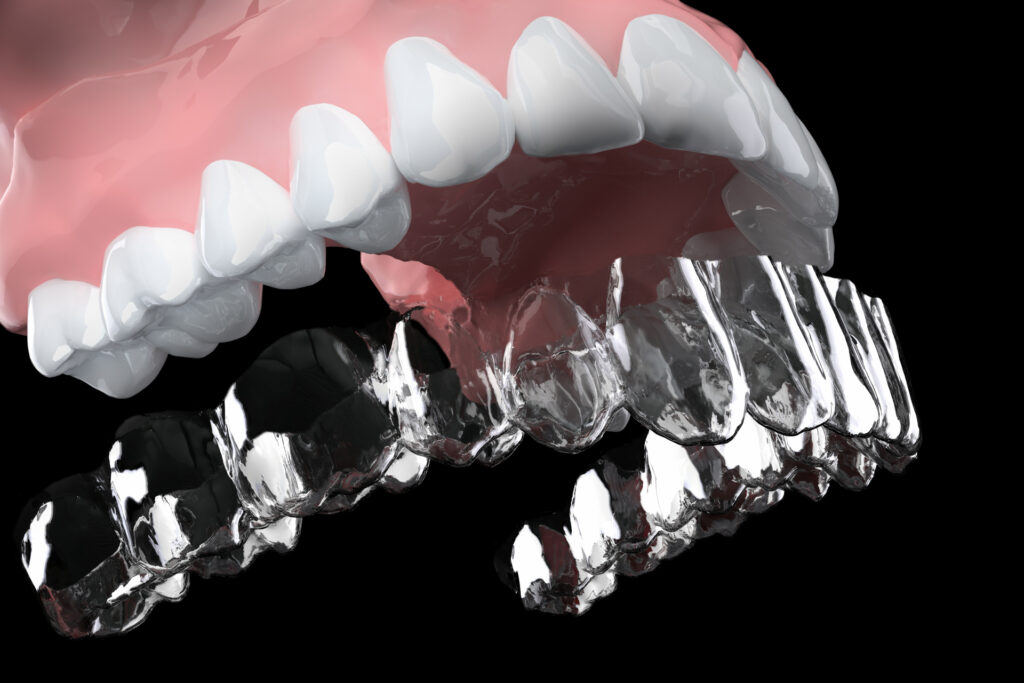 黒背景の義歯と歯型
