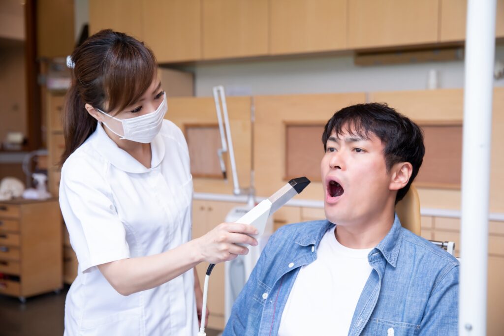 男性患者と歯科衛生士
