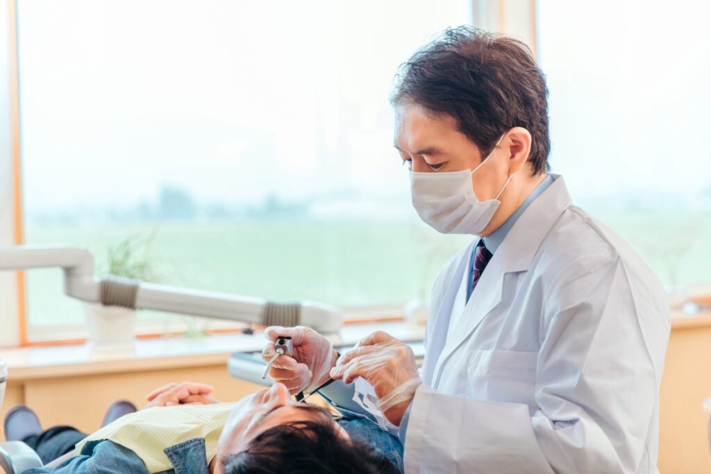 歯医者と男性患者
