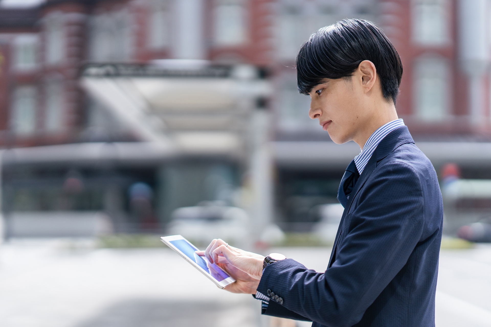 タブレットを見る男性