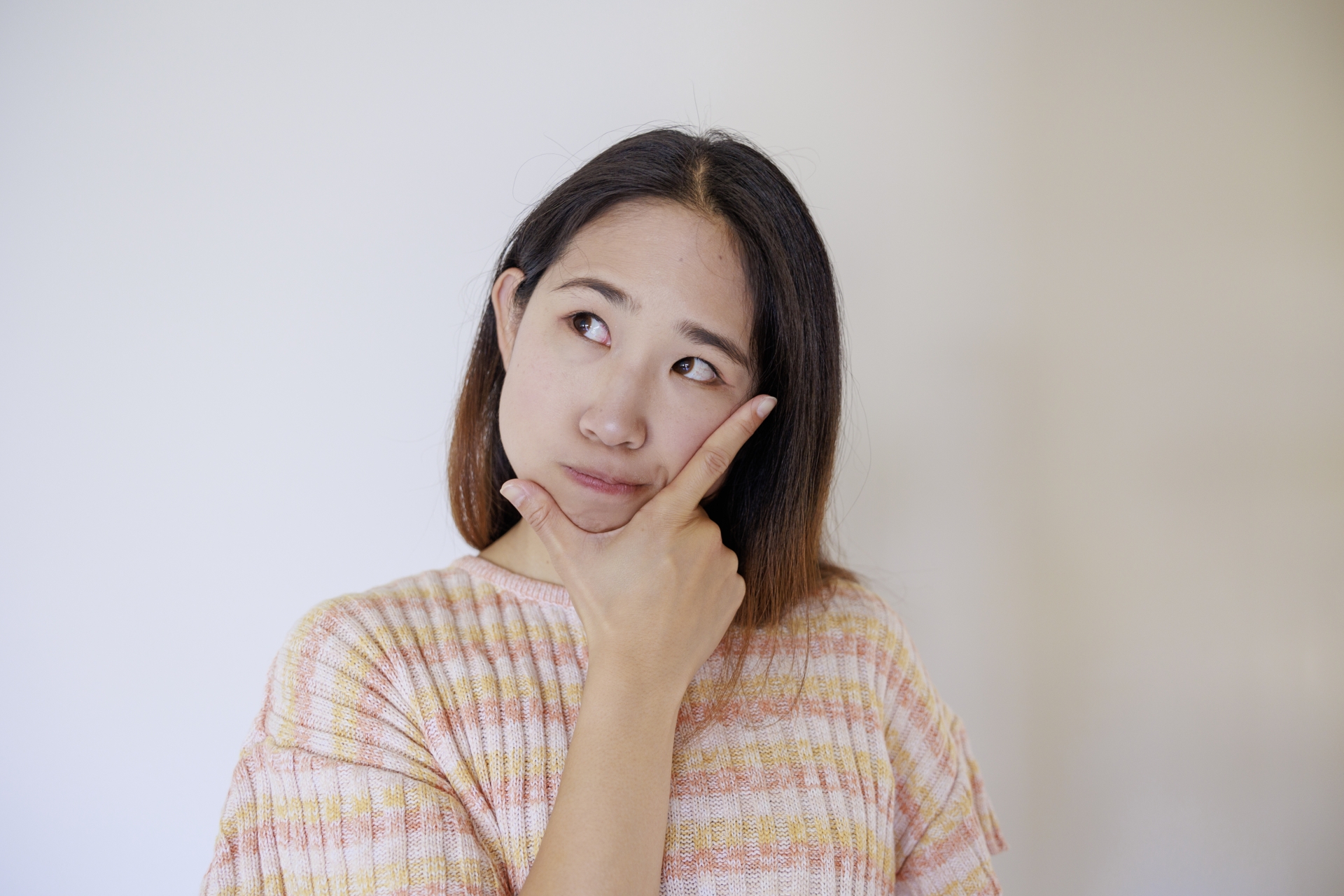 悩む女性
