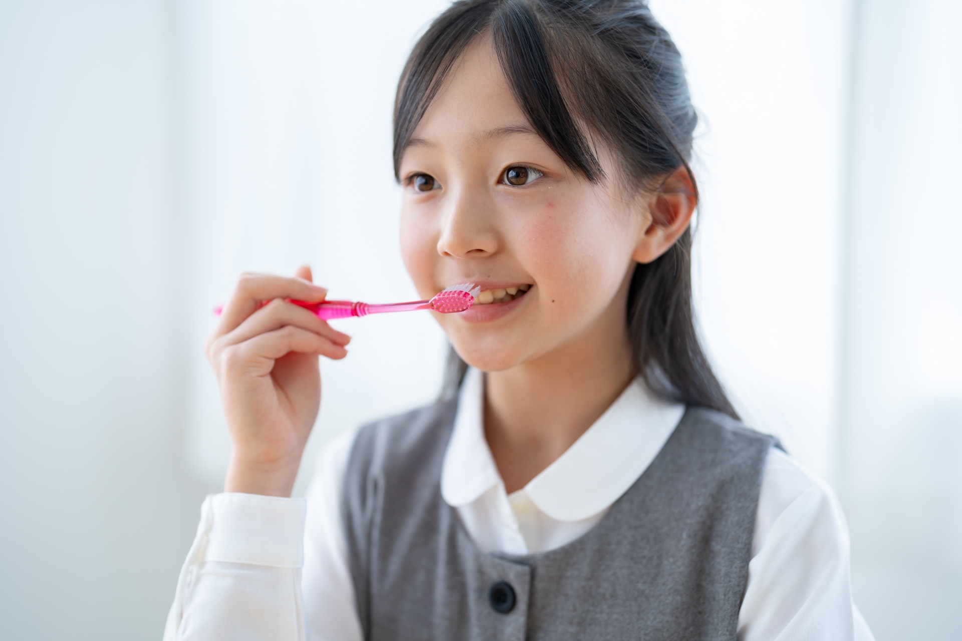 歯磨きする女性学生