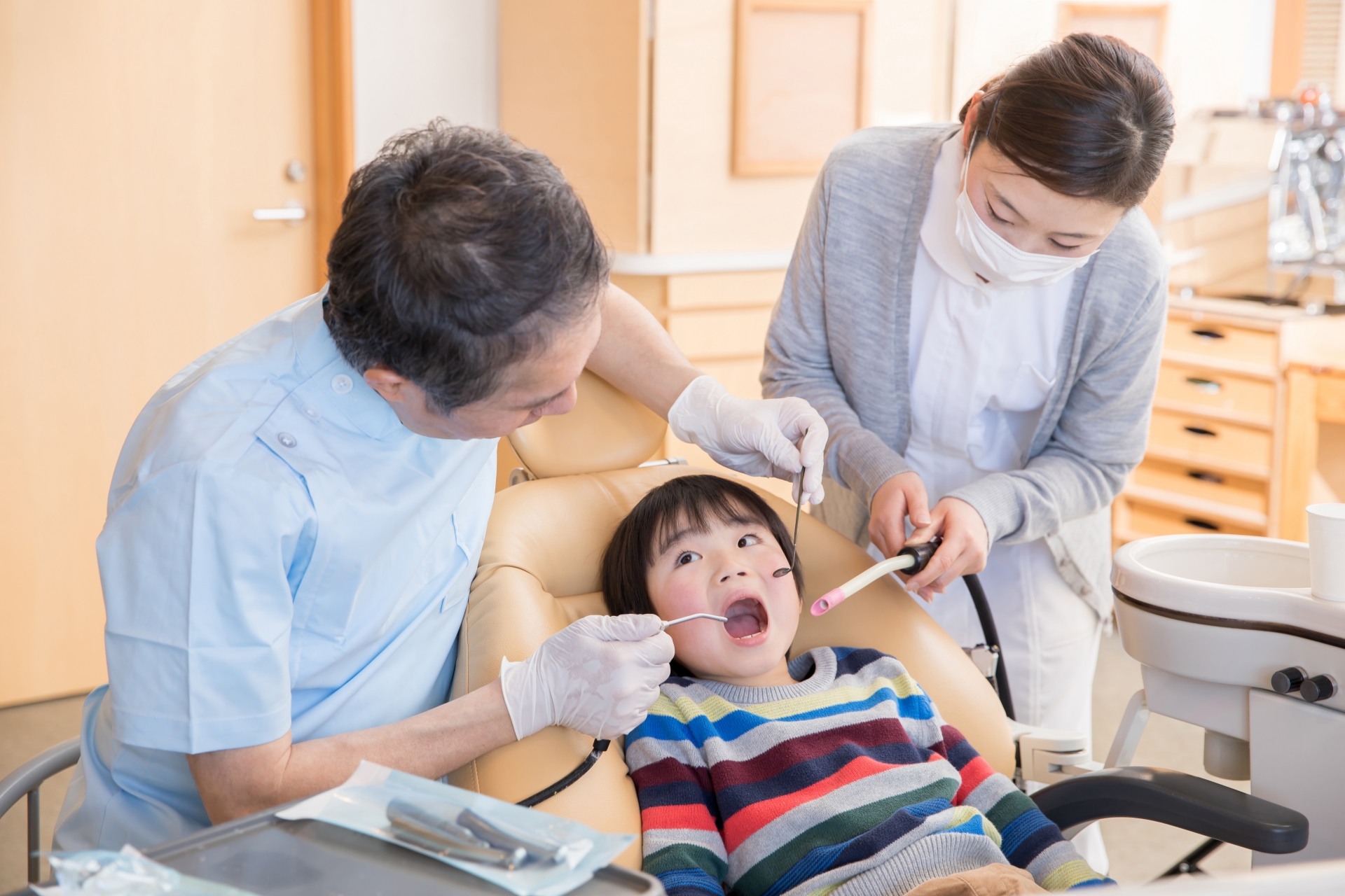 歯科治療を受ける男児