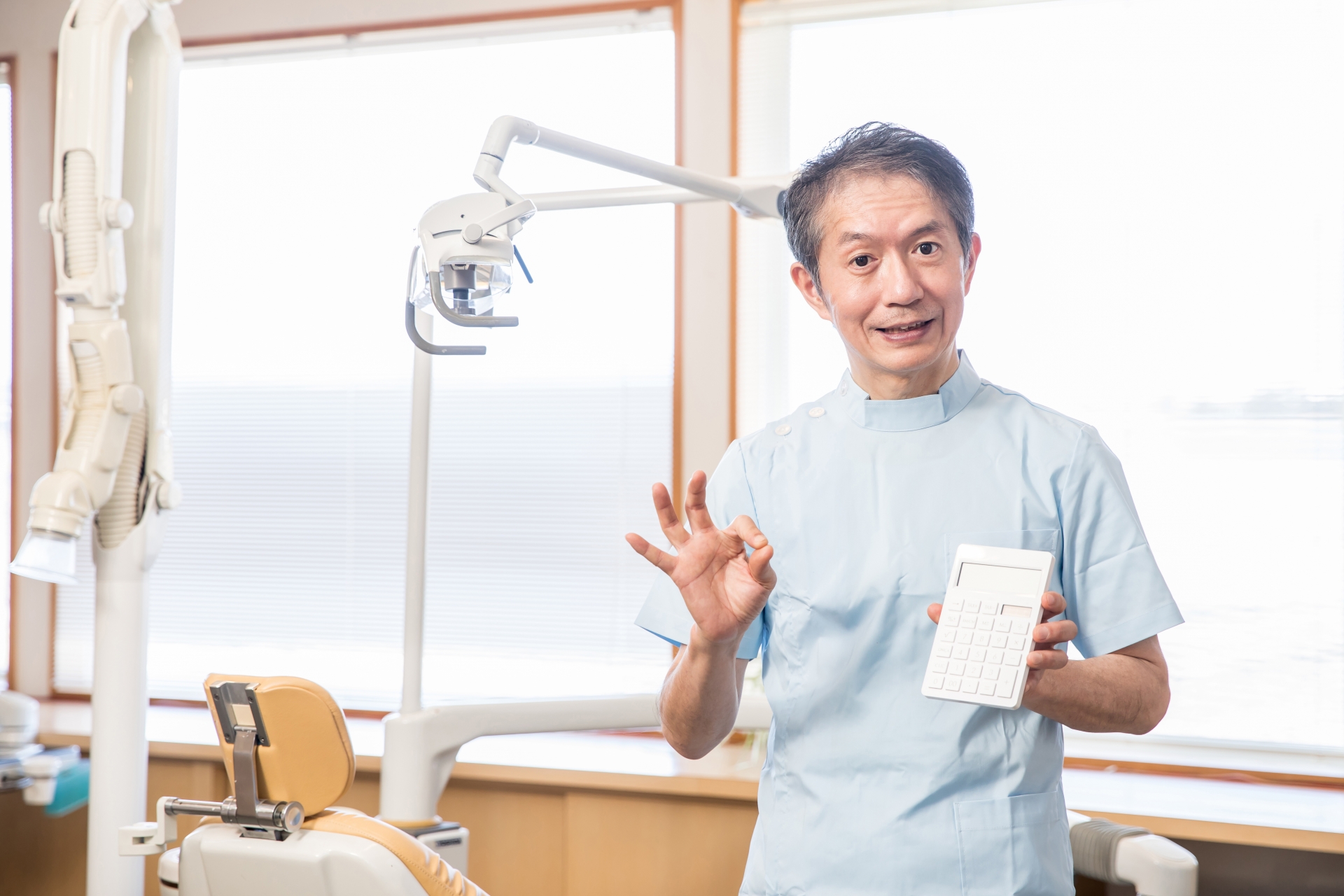 説明する医師