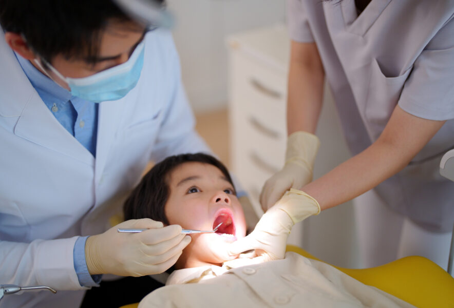 子どもの歯並びが悪いのは治せる？歯並びが悪化する原因や治療法も解説