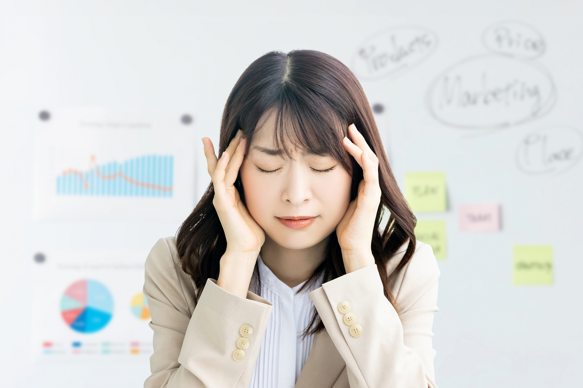 頭を抱える女性