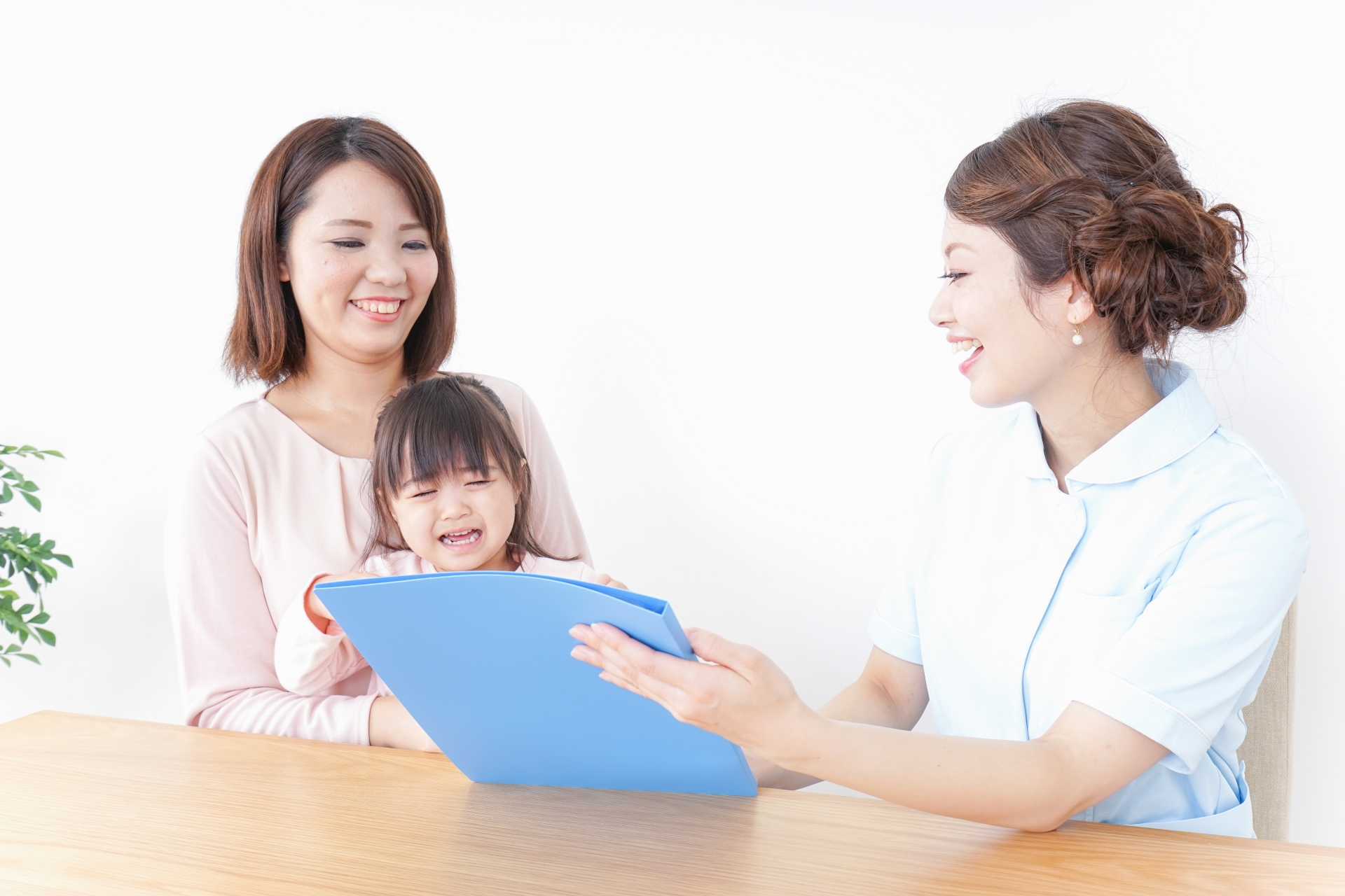 親子に説明する女性歯科医師