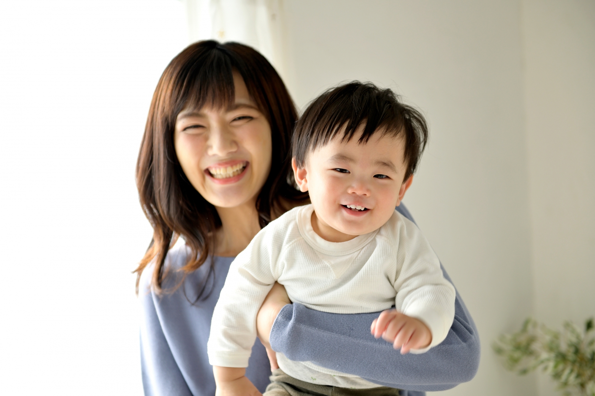 笑う母親と息子